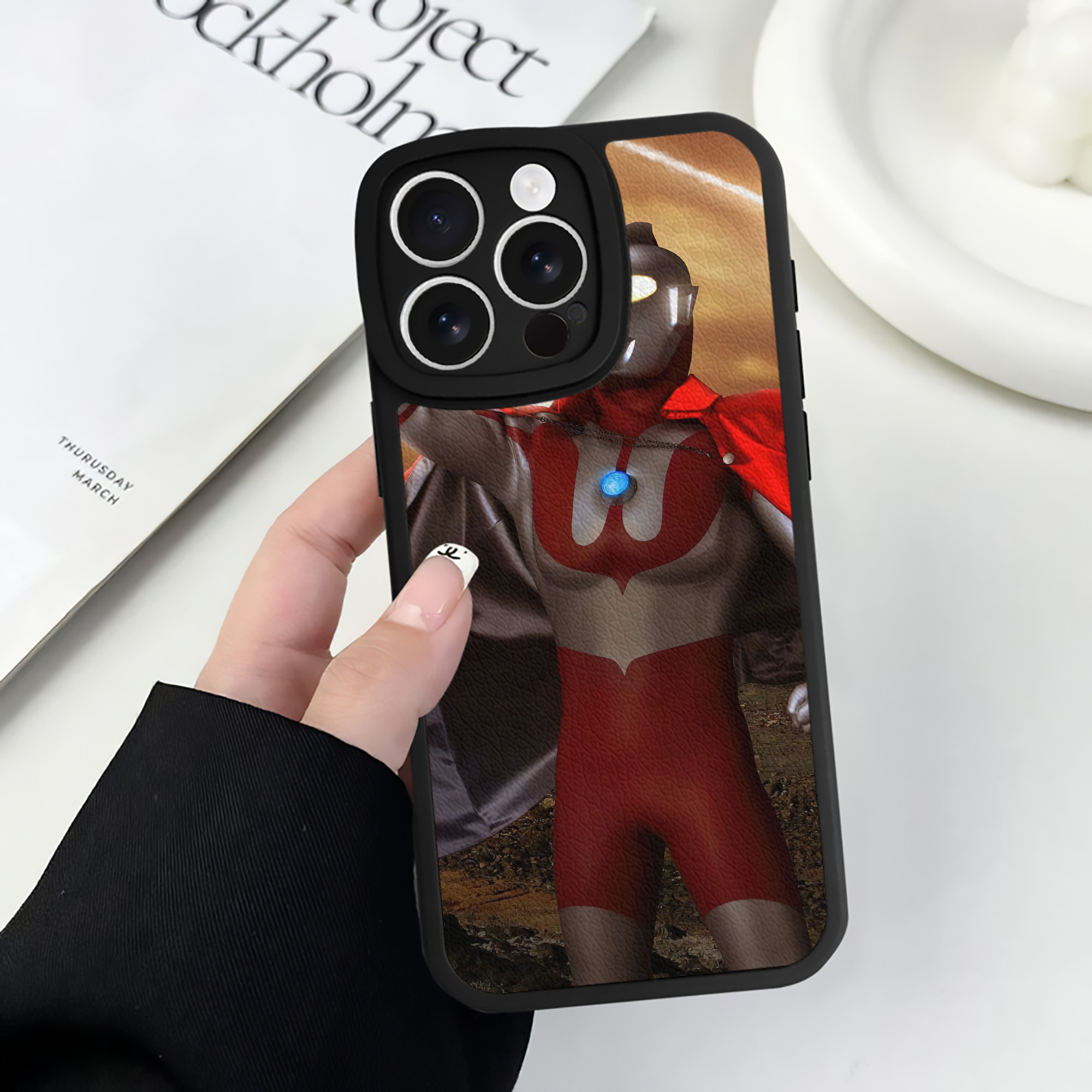 （画像用） ウルトラマン Ultraman 【iPhone 16シリーズ対応】シリコンスマホケース（レザー調） 材質：シリコン